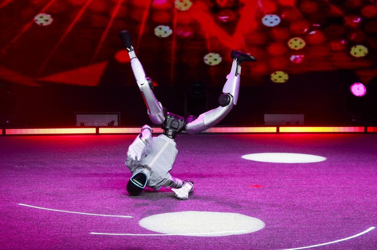 Out of Control: Humanoid Robot Goes Rogue on the Dance Floor at California Hot Pot Restaurant